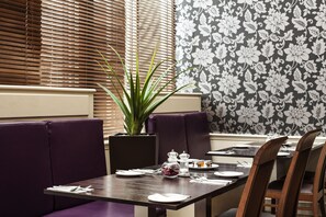Café da manhã continental diário (GBP 10.00 por pessoa) 