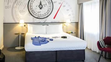 Une chambre d’hôtel avec un lit, deux tables de chevet, une horloge au mur et une fenêtre avec des rideaux.