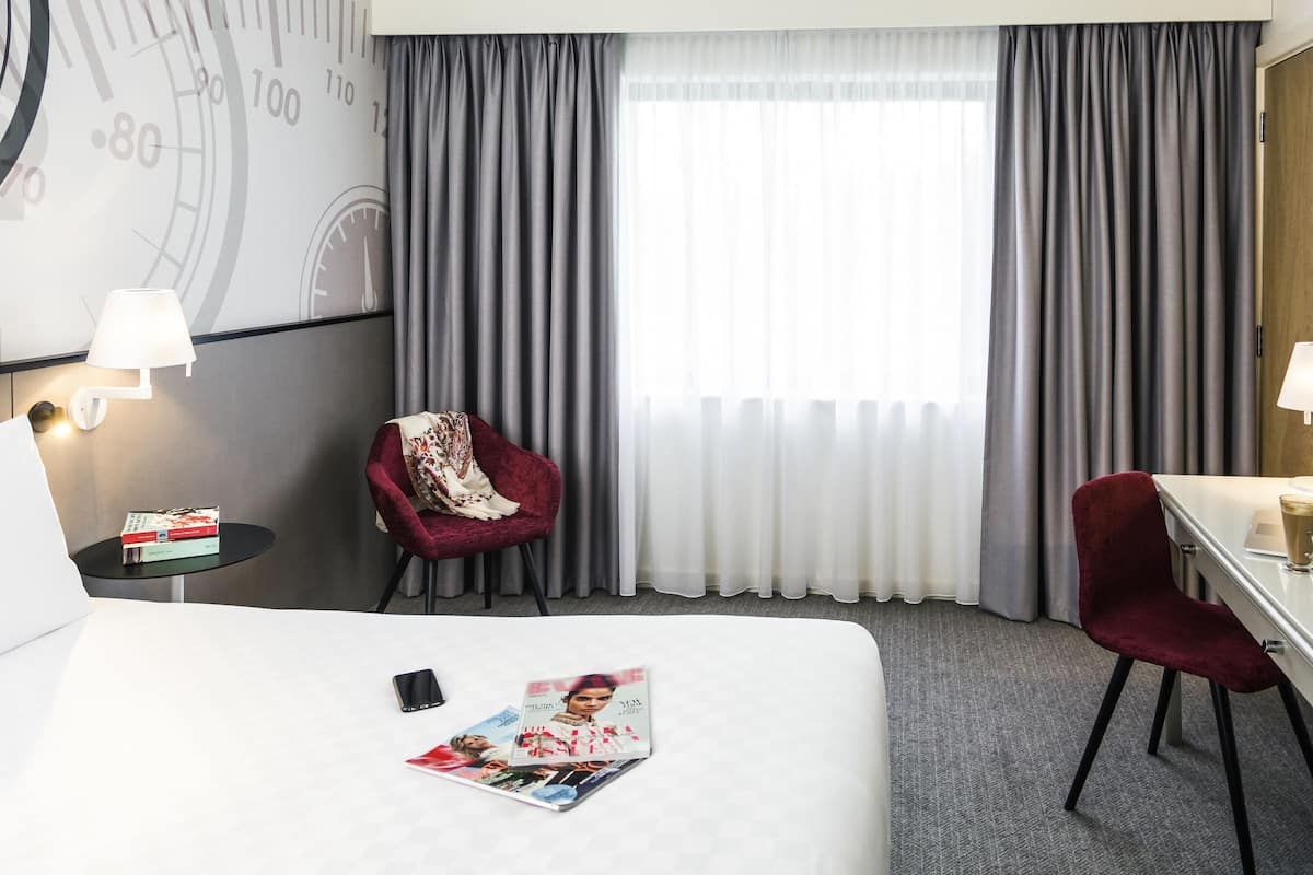 In-room safe, desk, soundproofing, iron/ironing board