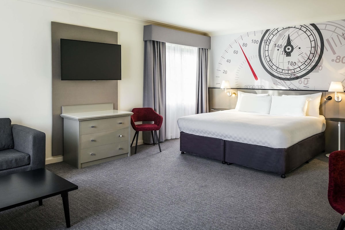 In-room safe, desk, soundproofing, iron/ironing board