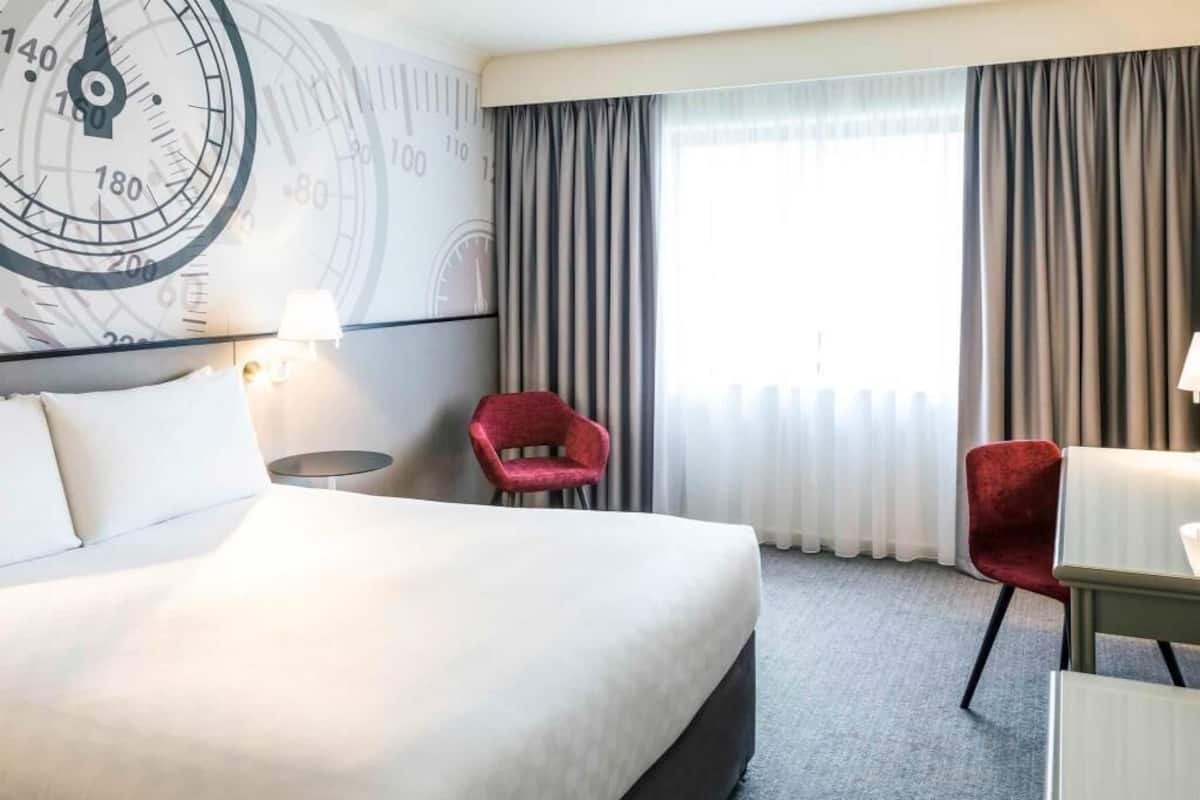 In-room safe, desk, soundproofing, iron/ironing board