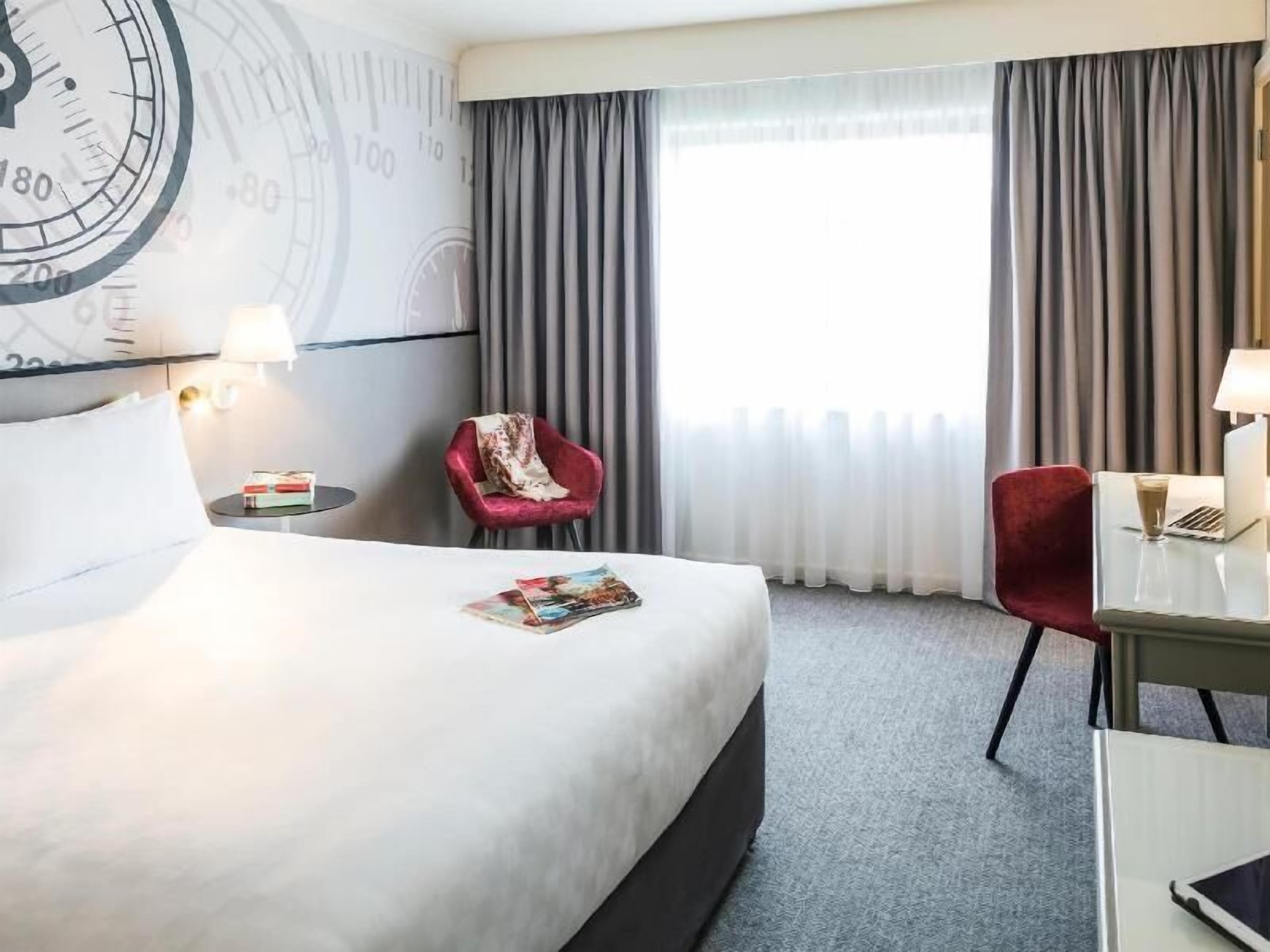 Värdeförvaringsskåp på rummet, skrivbord och ljudisolering