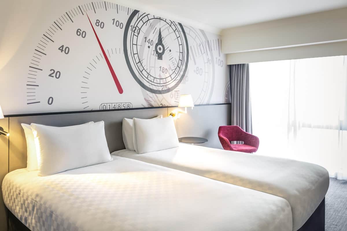 Classic Twin Room, 2 Single Beds | In-room safe, desk, soundproofing, iron/ironing board