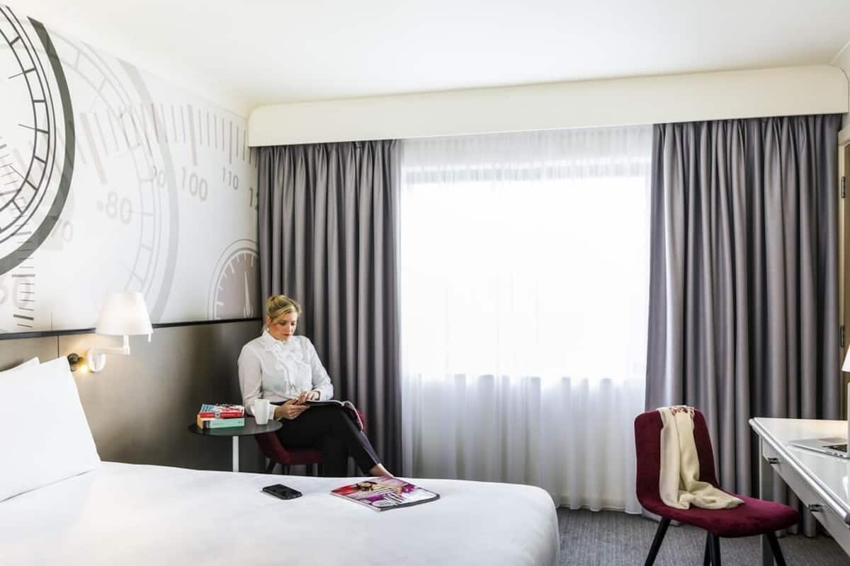 Privilege, Double Room, 1 King Bed | In-room safe, desk, soundproofing, iron/ironing board