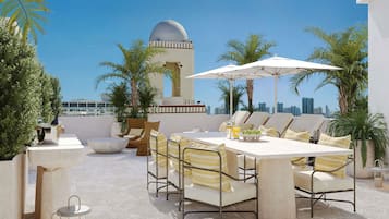 Penthouse, vue ville | Literie de qualité supérieure, couette en duvet d'oie, minibar