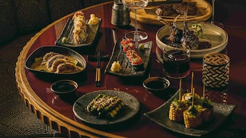 Una mesa redonda con varios platos y bebidas.