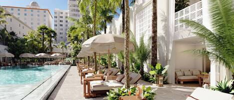 Bungalow (at the pool two-story) | Terassi/patio