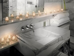 Ropa de cama de alta calidad, edredón y minibar 