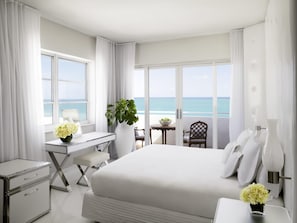 Bộ đồ giường cao cấp, chăn bông, minibar, két bảo mật tại phòng