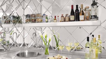 Ropa de cama de alta calidad, cubrecamas y minibar