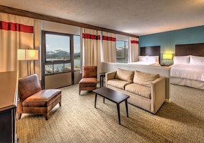 Junior-Suite, Mehrere Betten, Bergblick | Hochwertige Bettwaren, Pillowtop-Betten, Schreibtisch