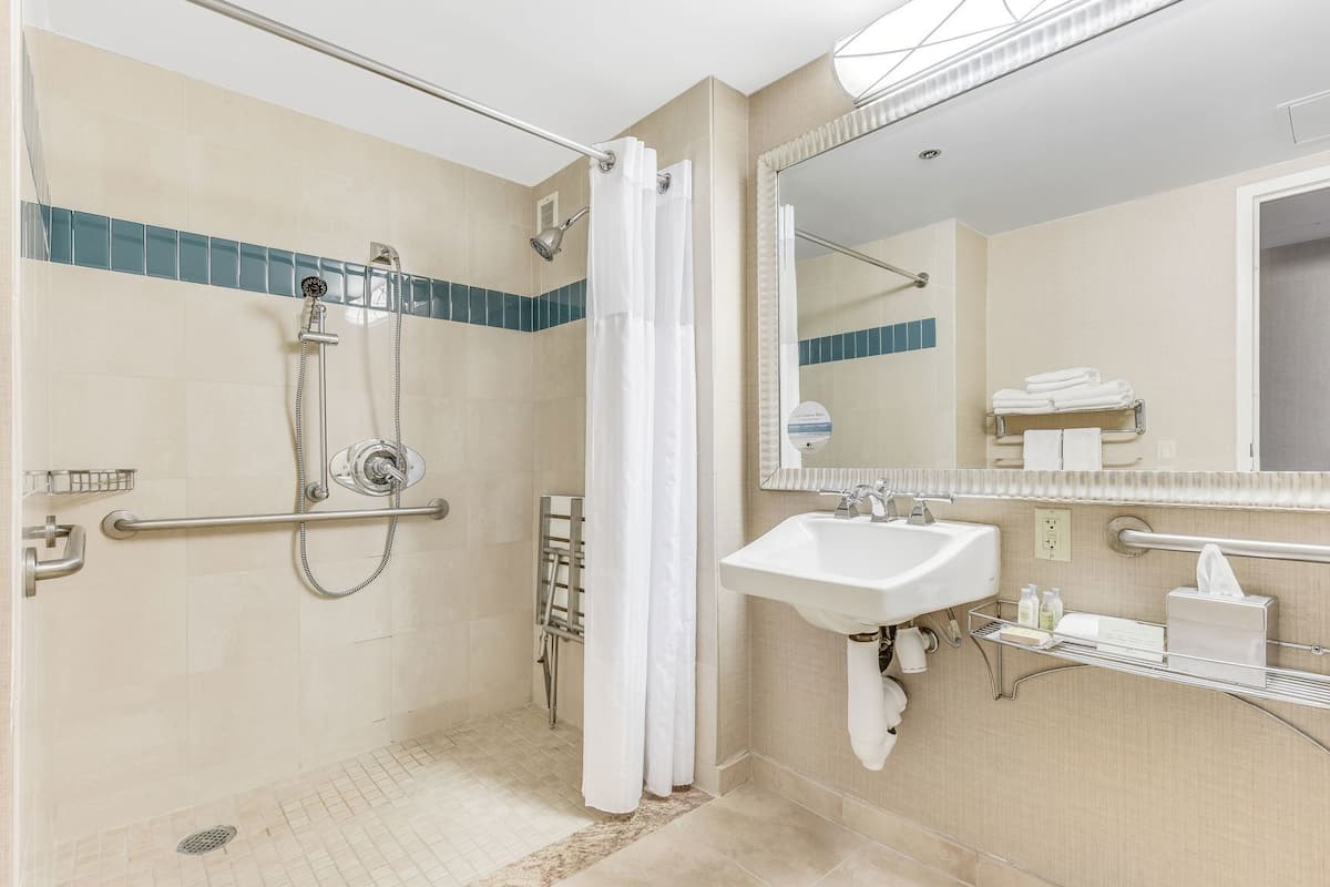 Badkamer | Een bad/douchecombinatie, gratis toiletartikelen, een haardroger