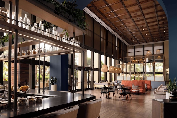 Serviert Frühstück und Abendessen