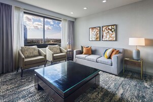 Suite presidencial, 1 cama de matrimonio grande | Zona de estar | Televisión de pantalla plana de 42 pulgadas con canales por cable