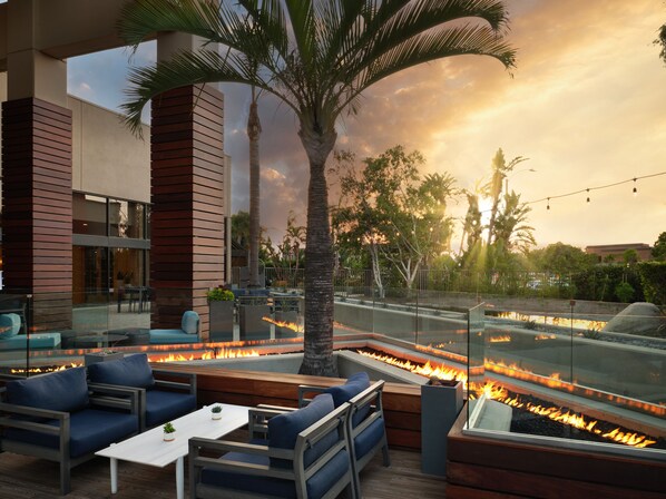 Terrace/patio - Hotel Fera Anaheim, a DoubleTree by Hilton (Orange)