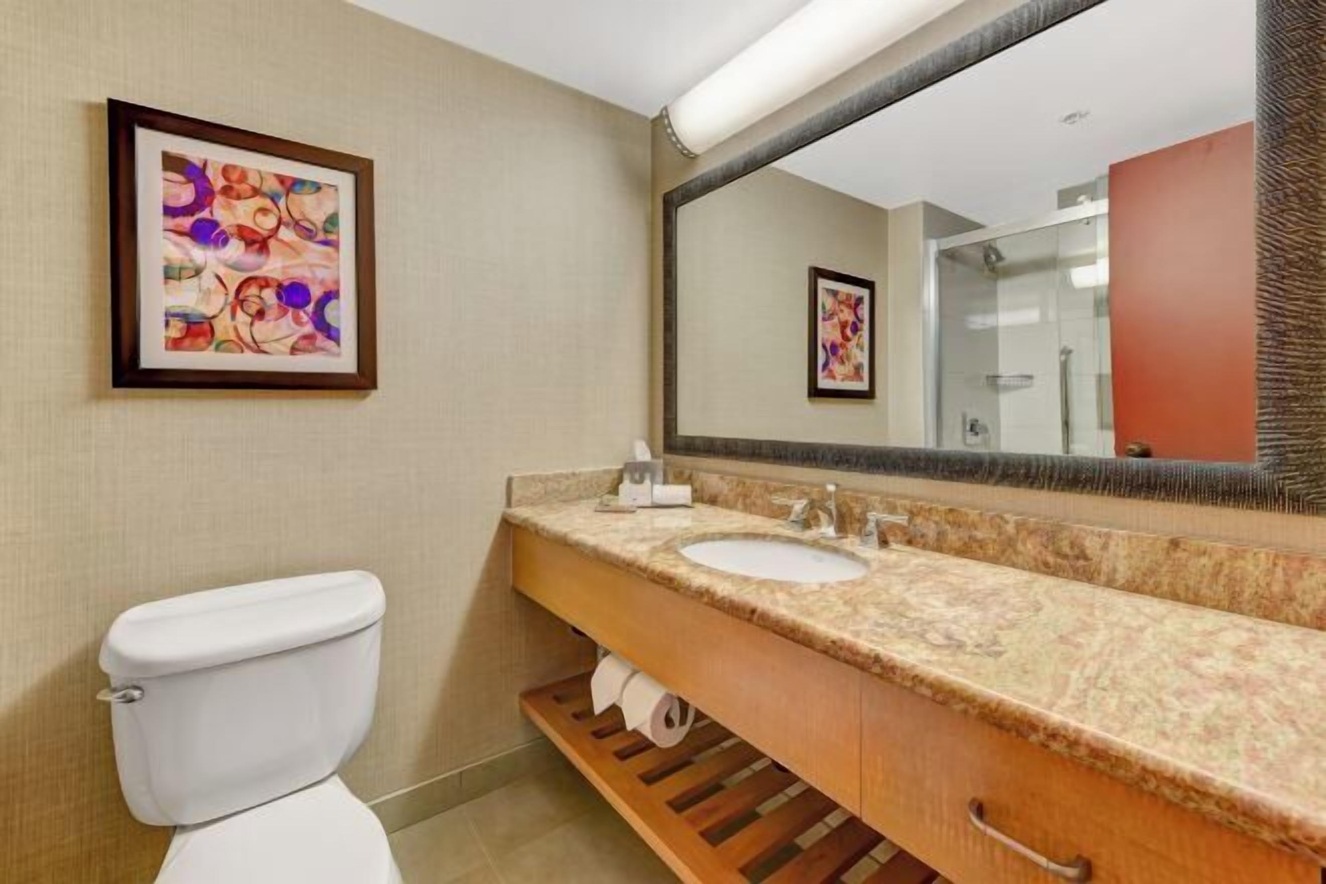 Kombinasi shower/bathtub dan perlengkapan mandi gratis