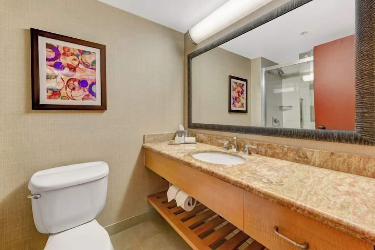 Ducha y bañera combinadas y artículos de higiene personal gratuitos
