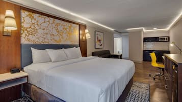 Lakens van Egyptisch katoen, een kluis op de kamer, een laptopwerkplek