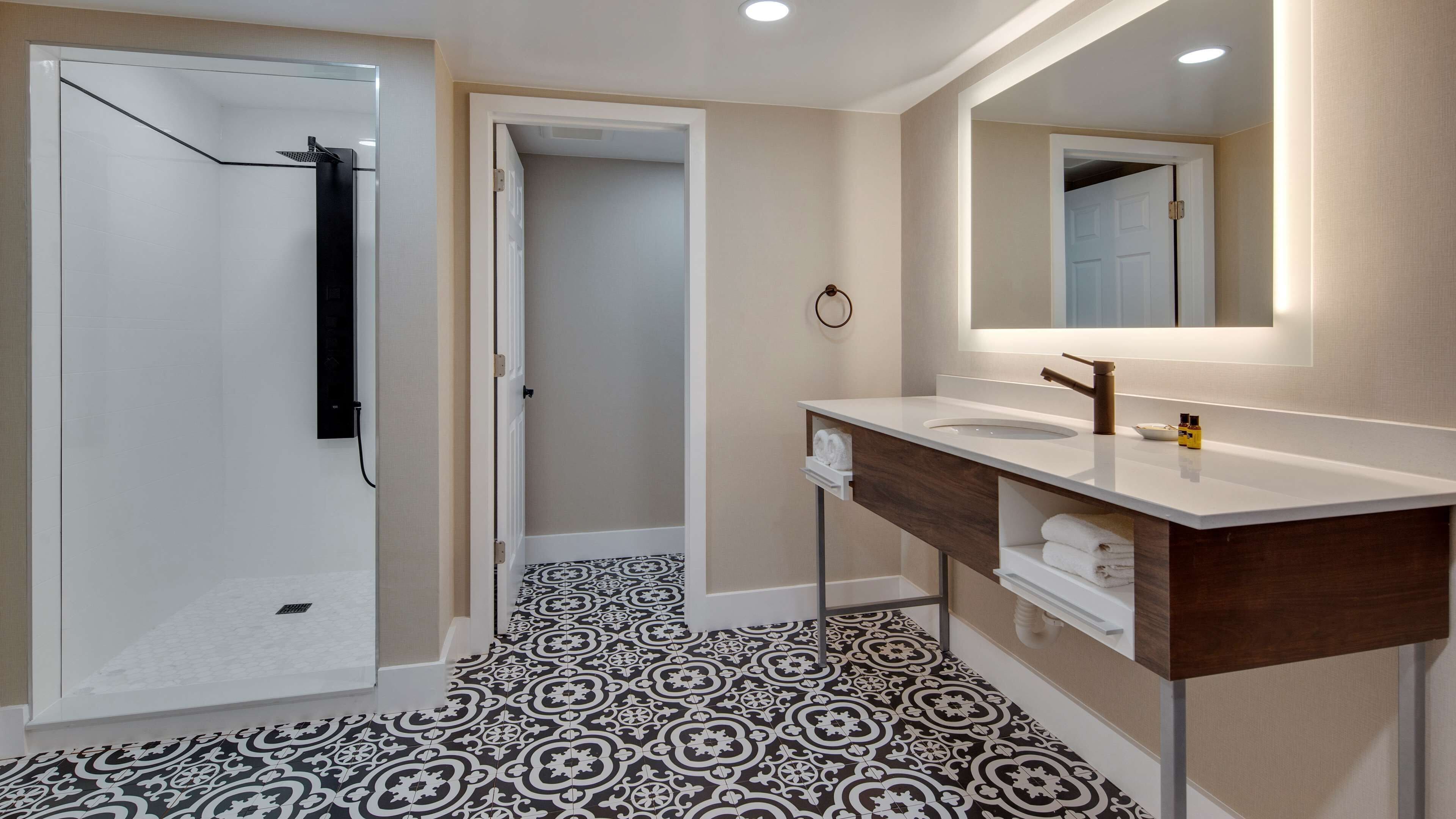 suite, 1 king bed, non smoking (presidential;with single sofabed) | bathroom | combined shower/bathtub, free toiletries, hair dryer, towels