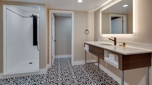Suite, 1 Tempat Tidur King, Bebas Asap Rokok, dapur (Presidential;with Single Sofabed) | Kamar mandi | Kombinasi shower/bathtub dan perlengkapan mandi gratis
