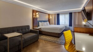 Sengetøy i egyptisk bomull, safe på rommet og skrivebord for bærbar PC