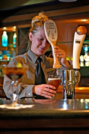Serves dinner and happy hour - DoubleTree by Hilton Holland (Holland)