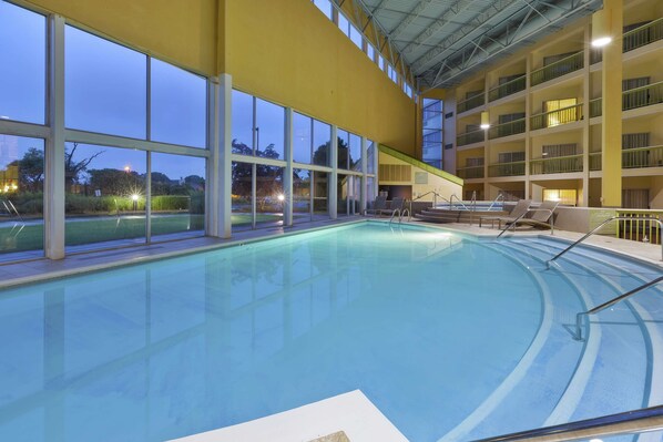 Una piscina cubierta