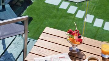 Een minibar, een kluis op de kamer, een bureau, verduisterende gordijnen