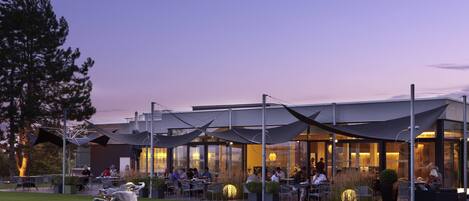 Una piscina al aire libre, tumbonas