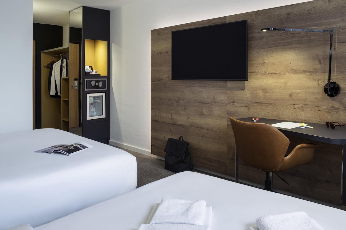 Minibar, coffres-forts dans les chambres, bureau, rideaux occultants