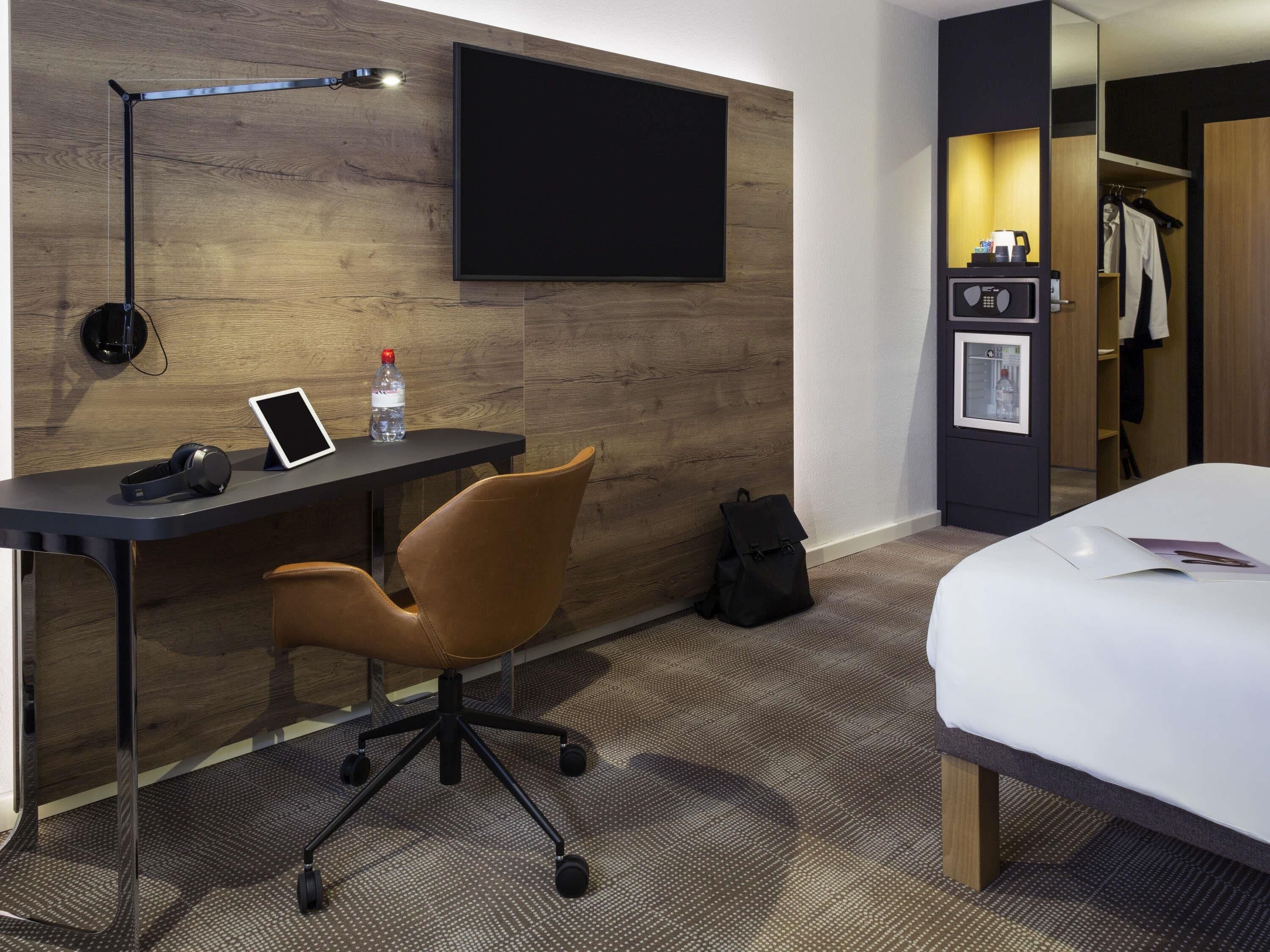 Minibar, Zimmersafe, Schreibtisch, Verdunkelungsvorhänge