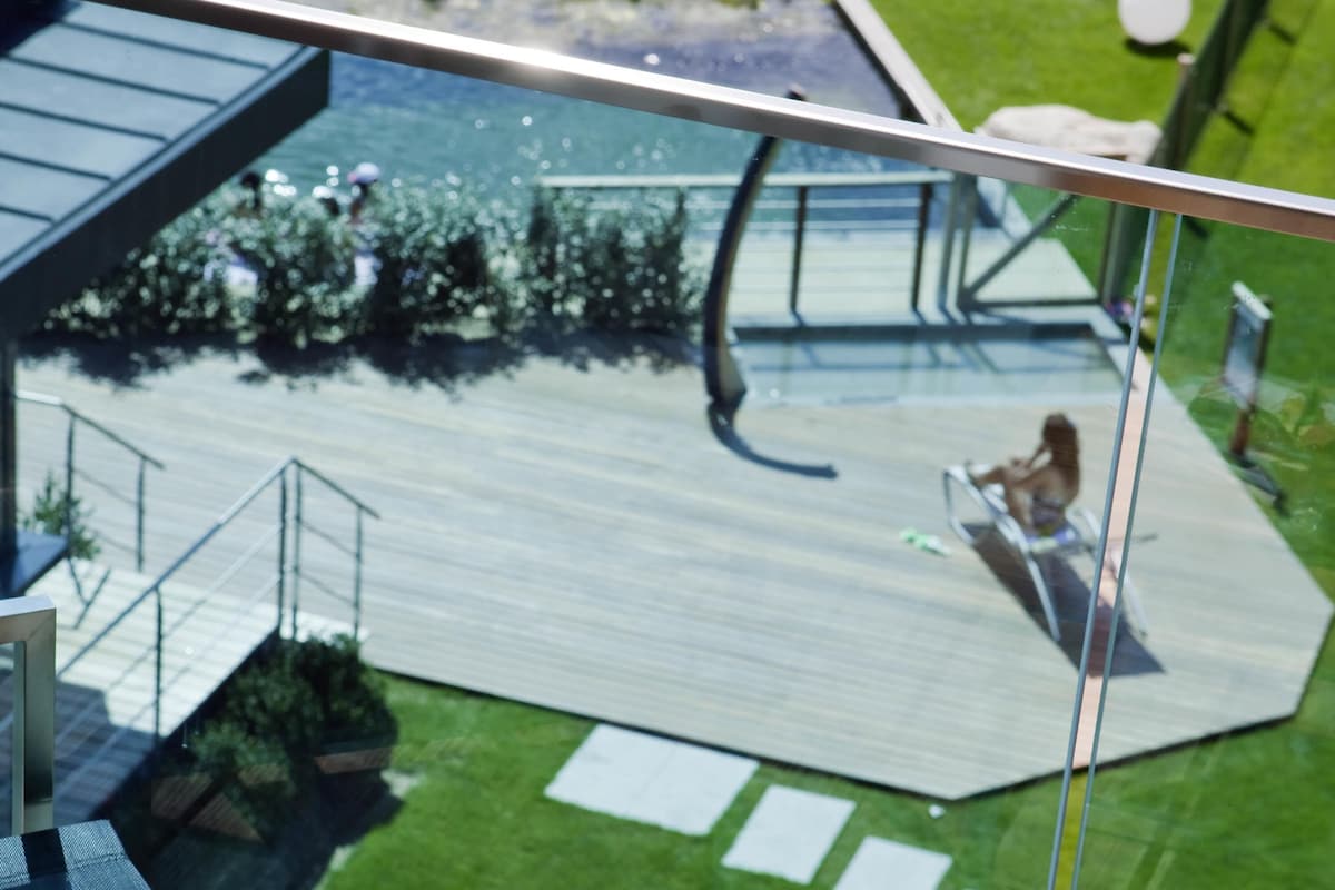 Business Room, 1 Queen Bed | Minibar, in-room safe, desk, blackout curtains