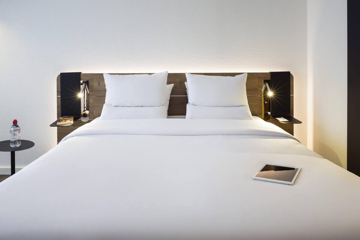 superior room, 1 double bed (business) | minibar, in-room safe, desk, blackout curtains