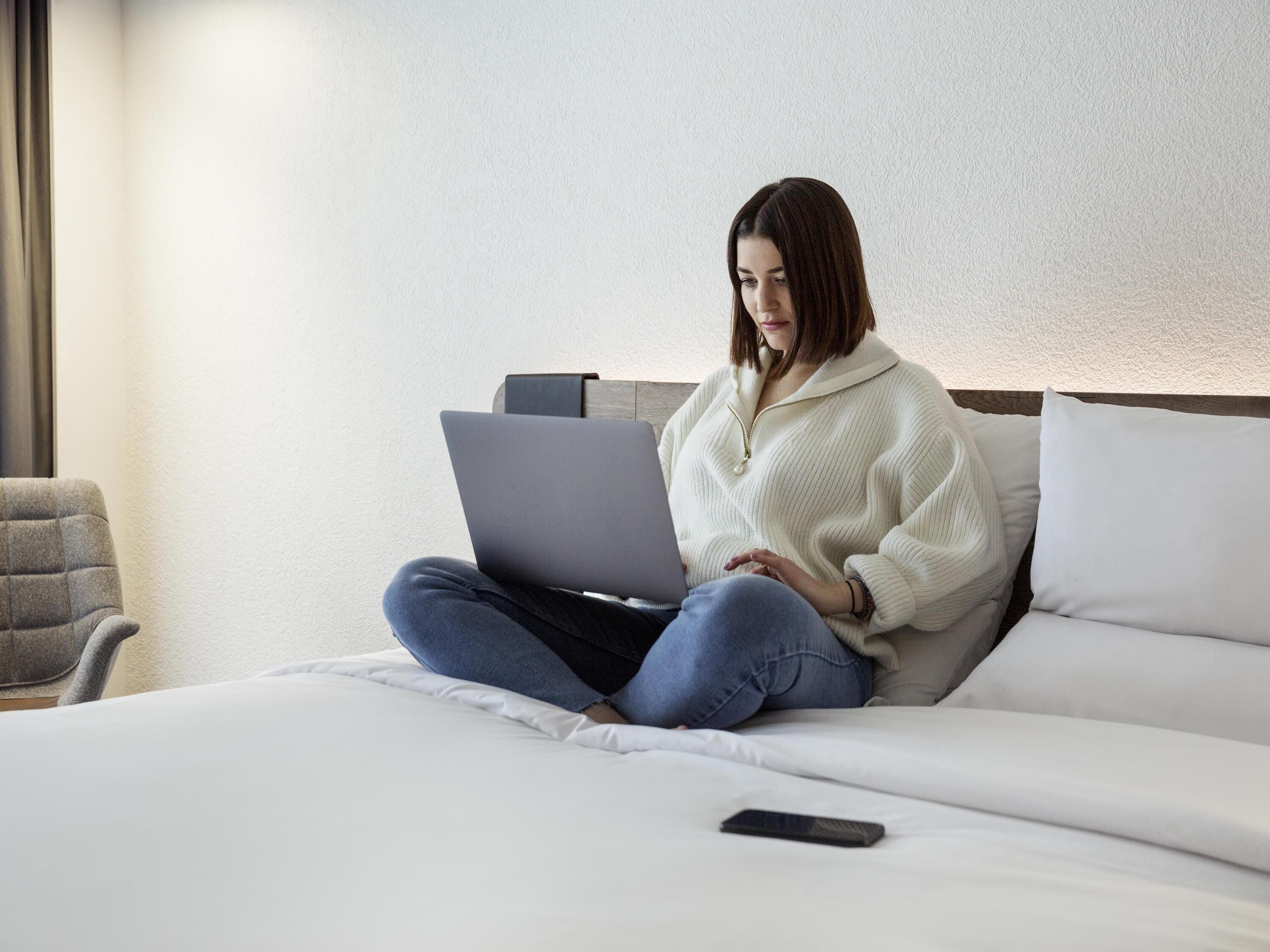 Minibar, Zimmersafe, Schreibtisch, laptopgeeigneter Arbeitsplatz