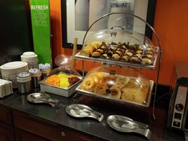 供应午餐和晚餐，美洲菜，高尔夫球场景观