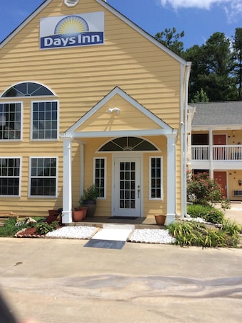 Fachada de la propiedad. Days Inn by Wyndham Cornelia