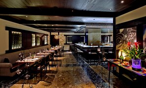 3 restaurantes; se sirve desayuno, almuerzo y cena; cocina mediterránea
