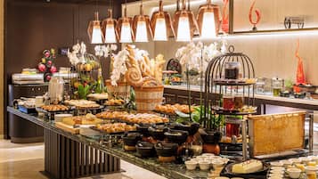 Tägliches Frühstücksbuffet (25 EUR pro Person)