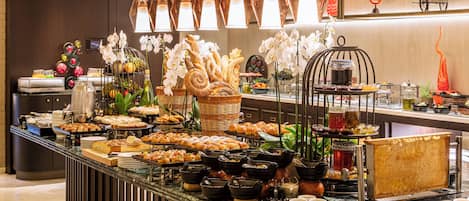 Desayuno buffet todos los días (EUR 25 por persona)