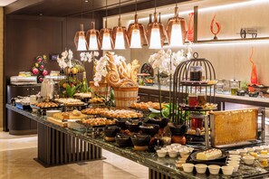Tägliches Frühstücksbuffet (25 EUR pro Person)