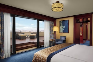 Presidential Suite | Draps en coton égyptien, literie de qualité, minibar
