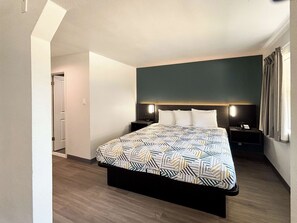 Escritorio y ropa de cama 