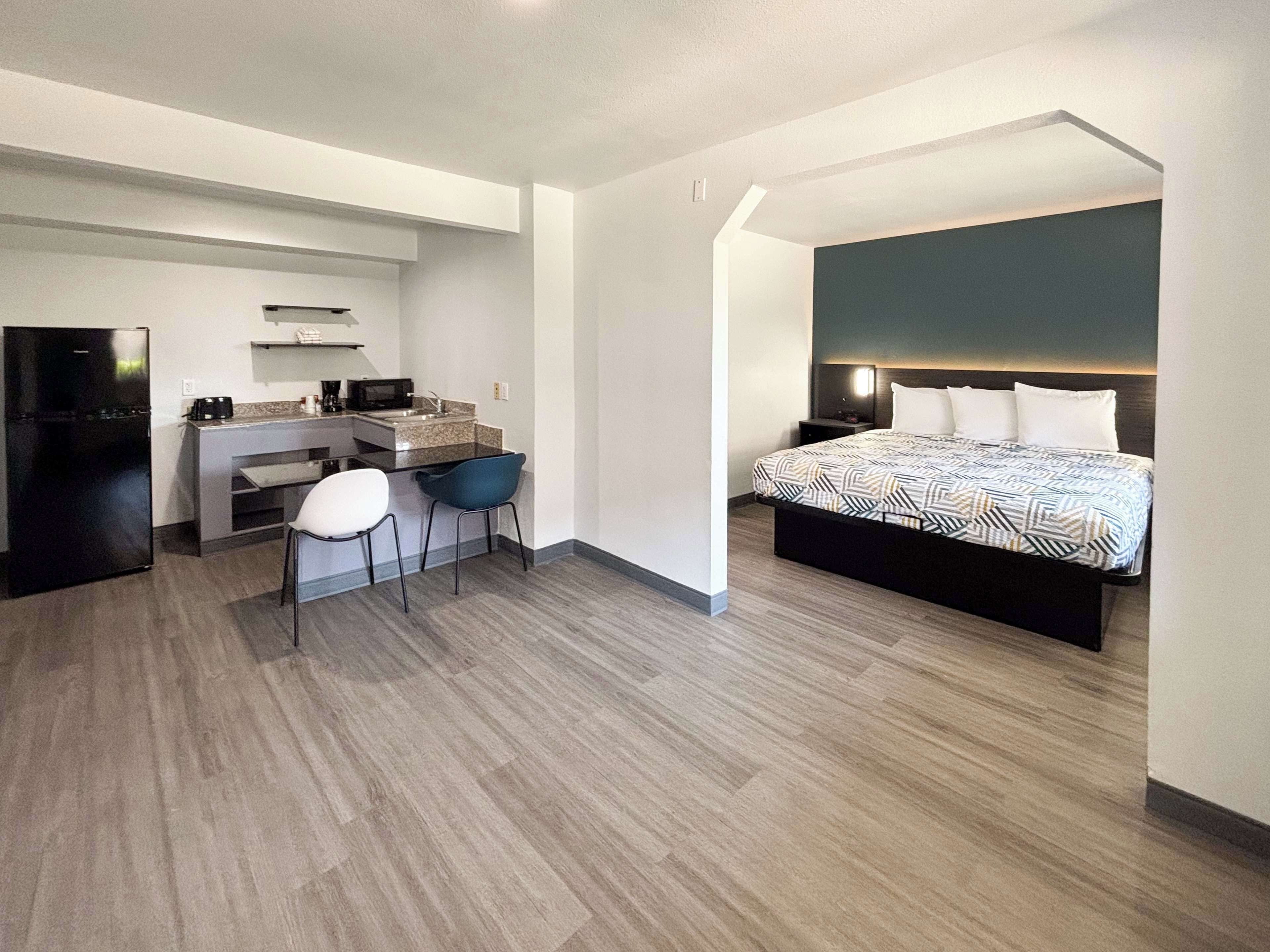 Escritorio y ropa de cama