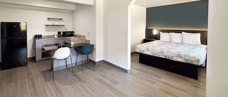 Escritorio y ropa de cama