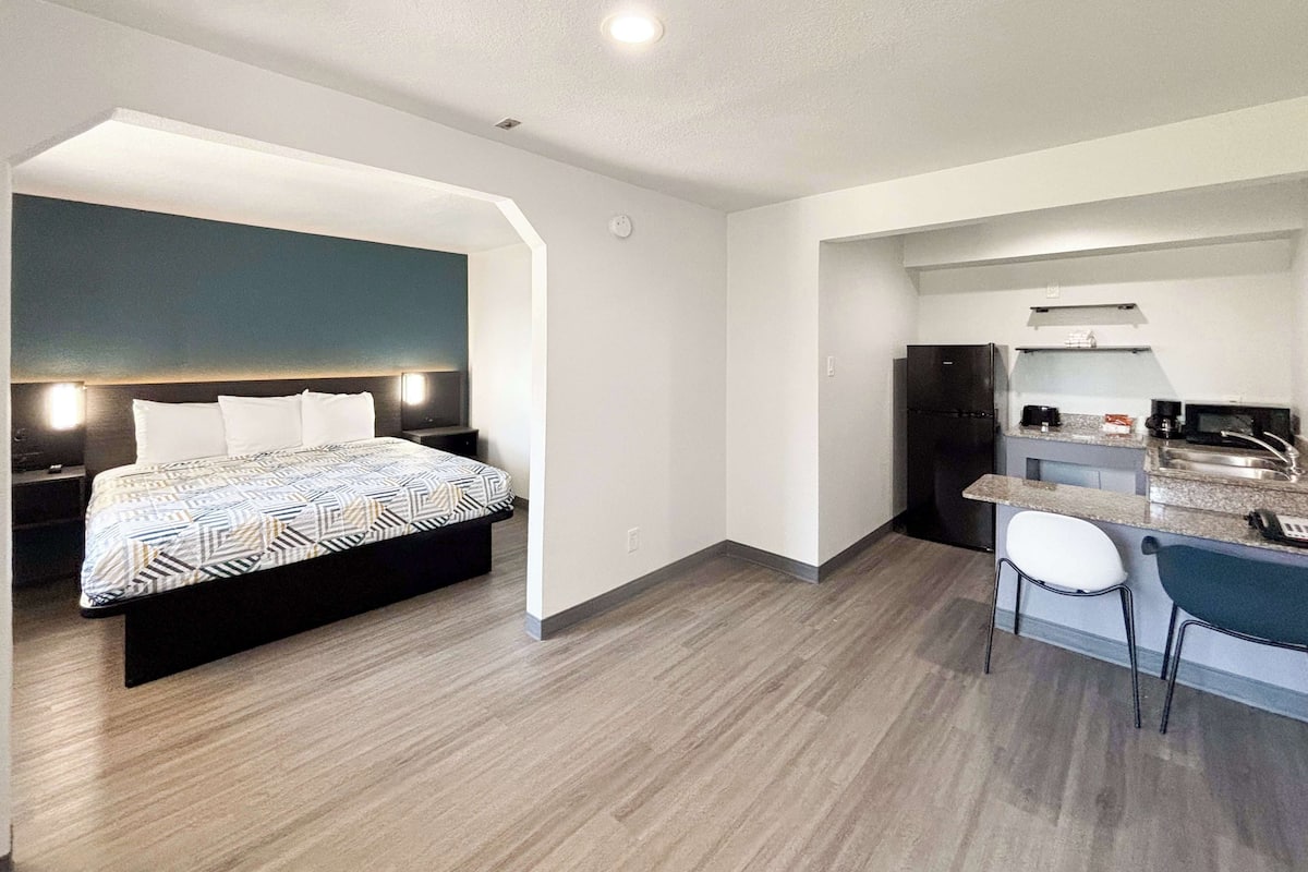 Desk, bed sheets