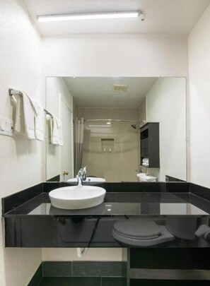 Kostenlose Toilettenartikel, Handtücher