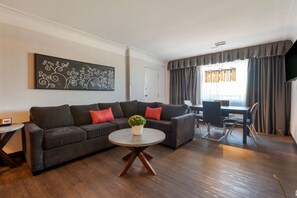 고급 침구, 필로우탑 침대, 객실 내 금고, 책상