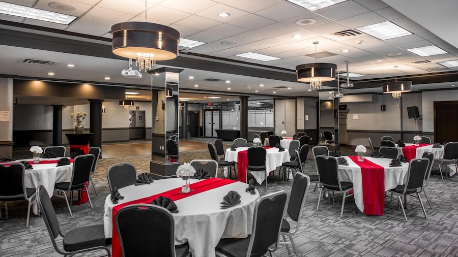 Coast Calgary University Area Hotel by APA