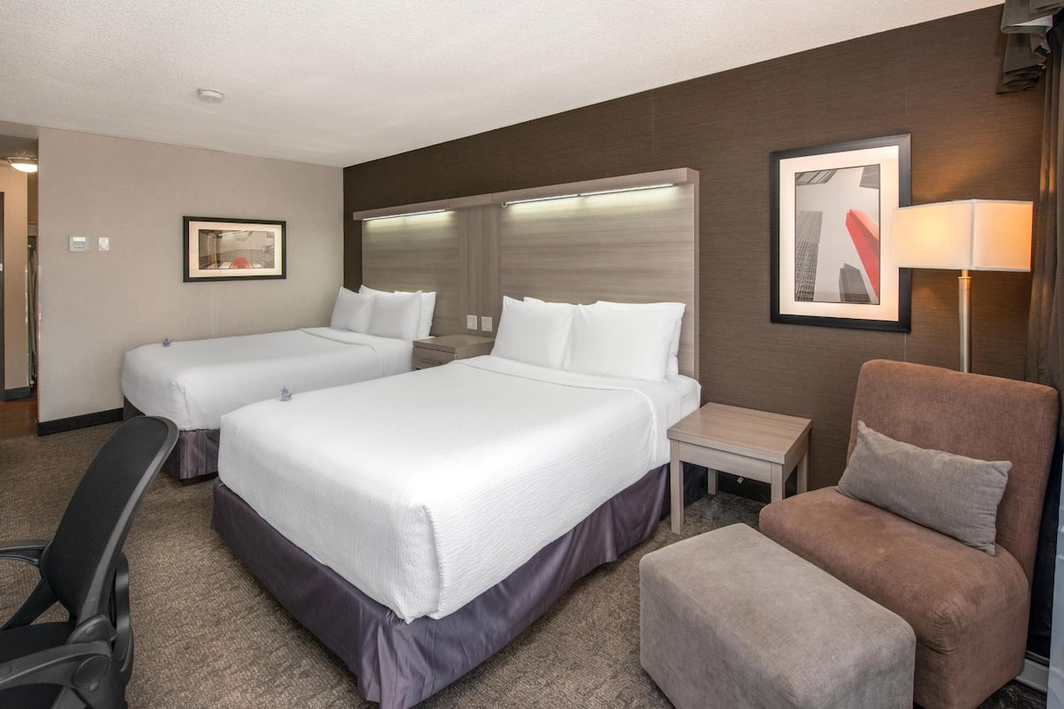Room (Coast Two Queens)