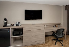 Premium Room (Coast King) | Premium bedding, pillowtop beds, in-room safe, desk